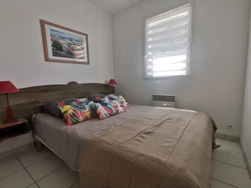 Le 2 de la Maison Bleue- L'autre chambre avec un grand lit.