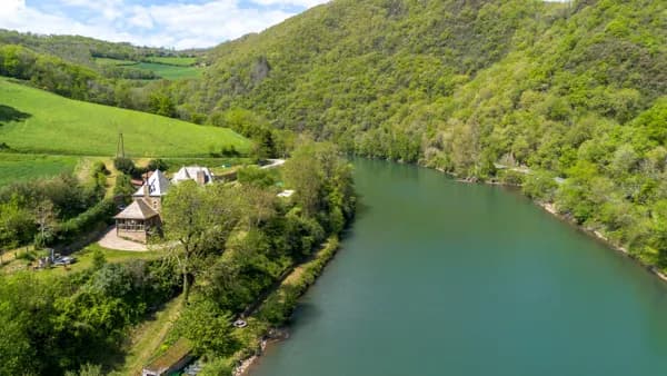 Le château et sa plage de loin