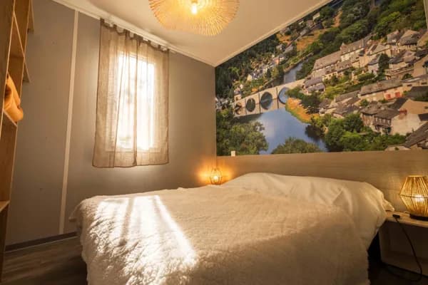 Chambre avec grand lit Chalet du Bastié Entraygues sur Truyère
