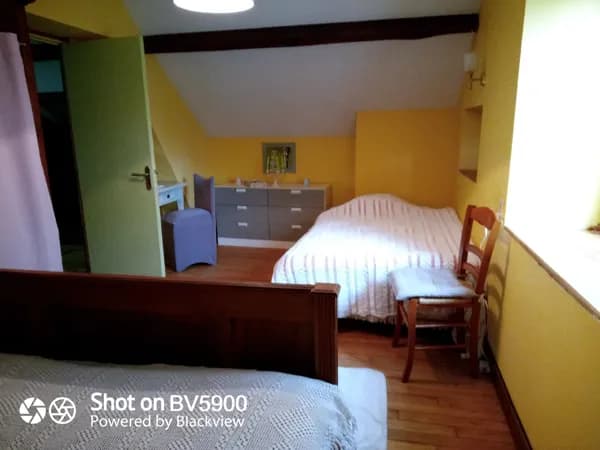 Gîte à la ferme - grande chambre lit simple