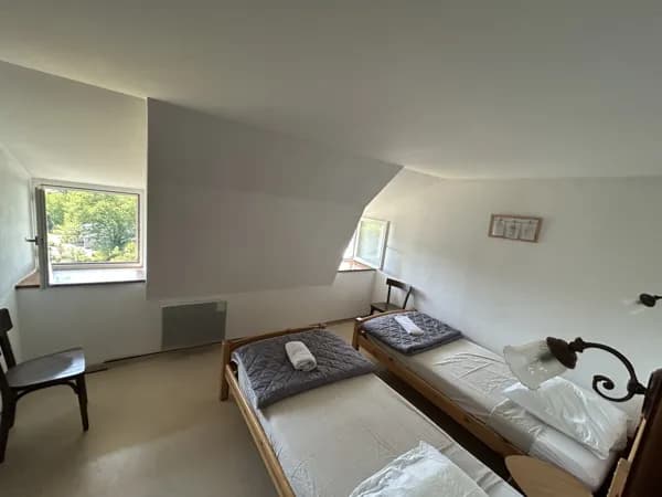 Chambre deux lits, douche et toilette