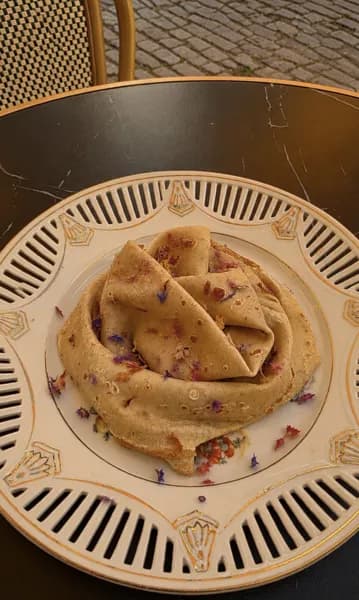 Crêpe maison aux fleurs