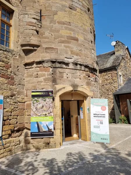 Bureau d'Information Touristique de Saint-Côme-d'Olt dans une des tours du "château" ou Mairie.