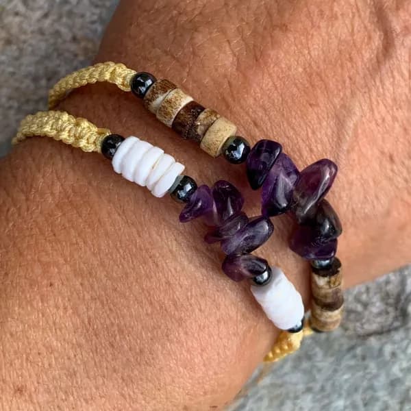 Oïanart - Bracelets "Duo": améthyste, hématite, rondelles de coquillage, pour elle et rondelles d'os, pour lui. - 30,00 €