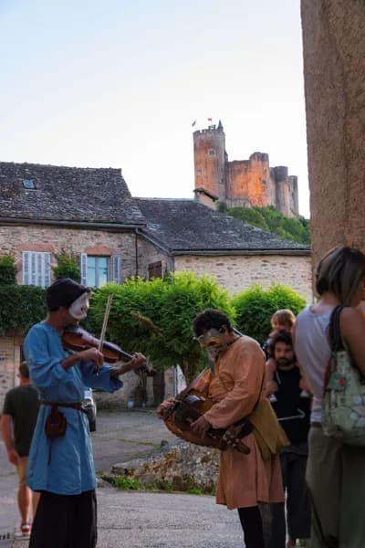 Visite guidée nocturne de Najac accompagnée de musiciens