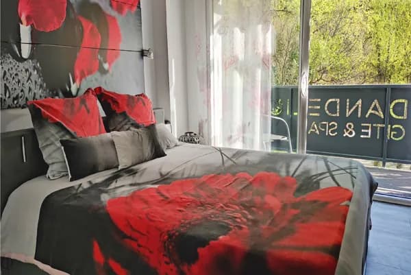 chambre Galet avec lit 160 massant balcon et terrasse vue Gorges du Tarn et rivière Dandelion gite spa Mostuéjouls