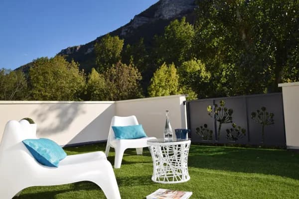 détente sur l'une des 4 terrasses panoramiques avec vue imprenable sur les Gorges du Tarn et la rivière gîte Dandelion Aveyron