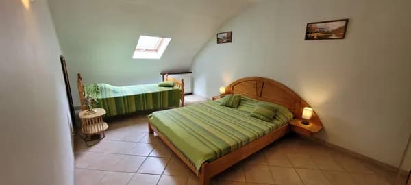 chambre lit double et lit simple - Patrick Morel - Appartement Côté Rue