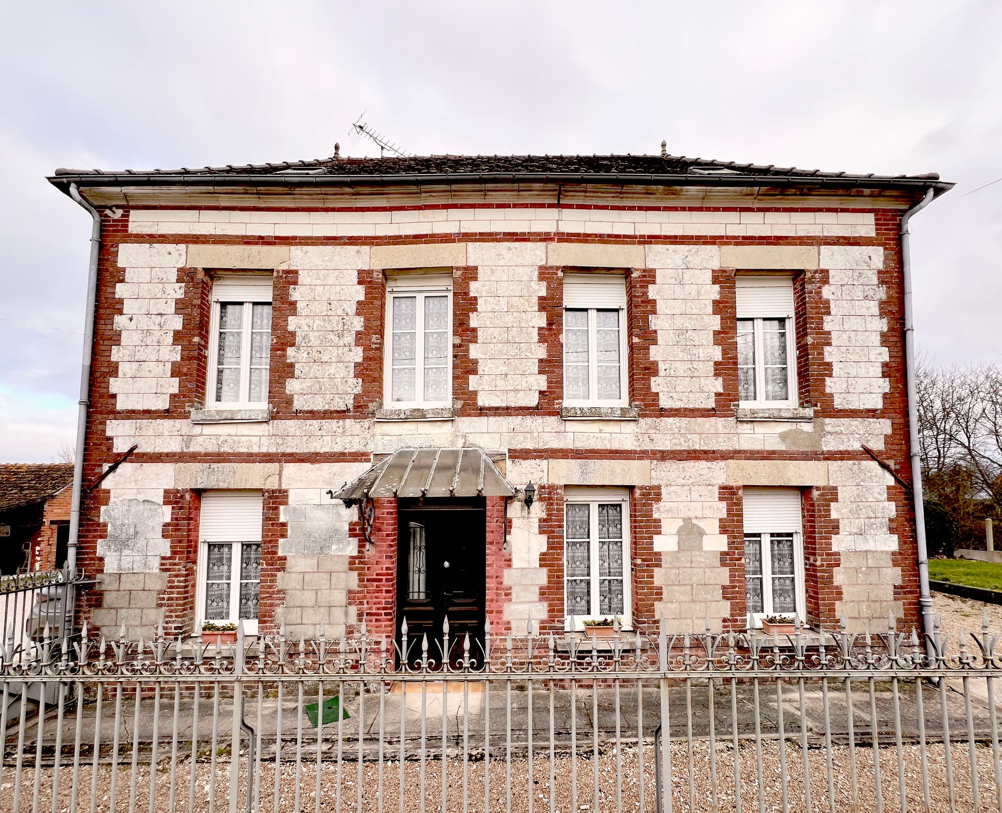 Les Cas Rouge.jpg