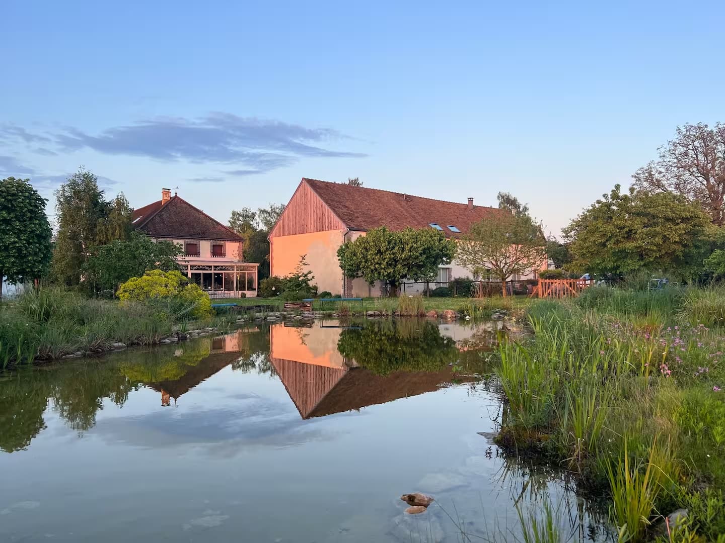 1 - Vue du jardin depuis le bassin - Couverture.jpg