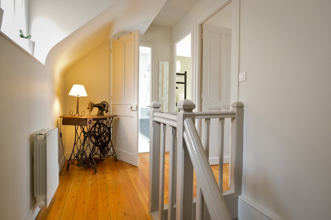 à l'étage, une salle de bain et les 2 chambres