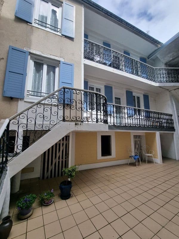 COUR INTERIEURE