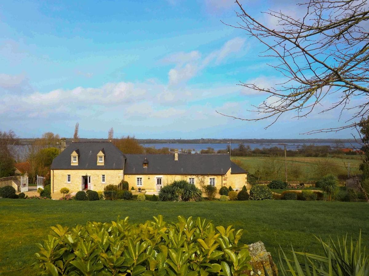 Le domaine des roseraies avec vue sur les marais