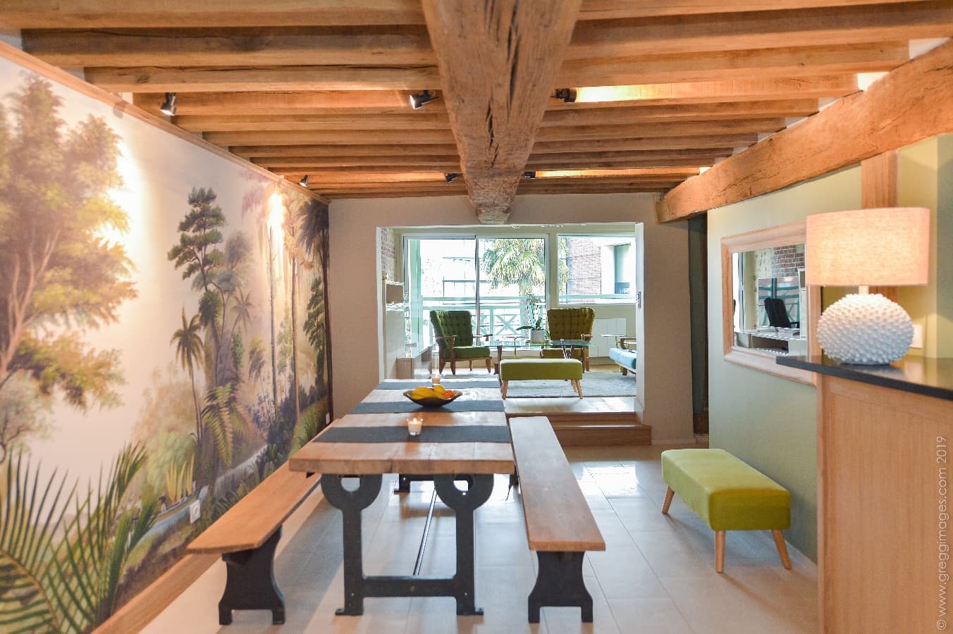 une salle à manger généreuse avec une large table