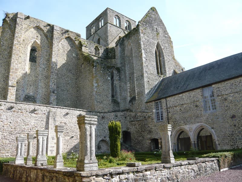 Hambye_Abbaye vue du cloître©CD50 800x600