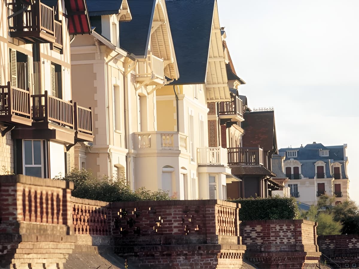 Villas sur la côte fleurie en Normandie