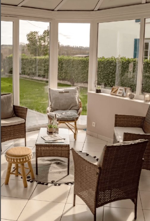 Véranda avec vue sur jardin et campagne