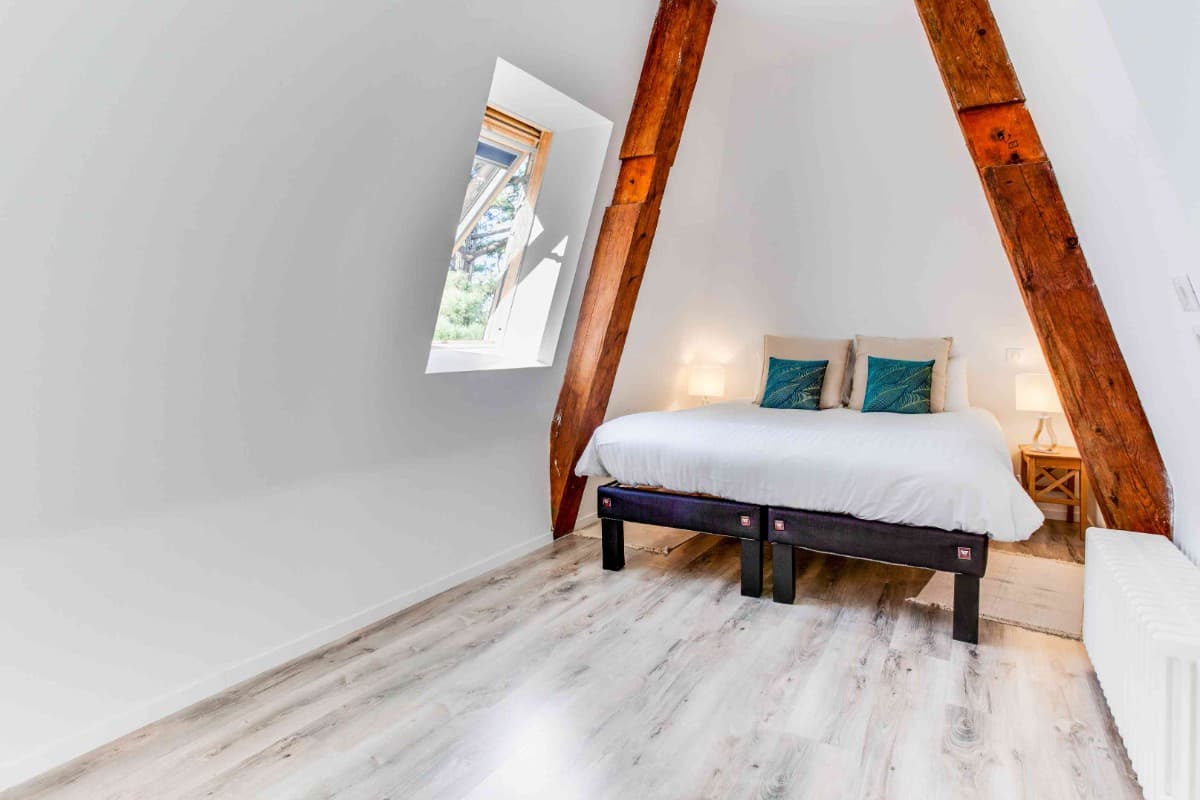 Chambre double à l'étage du Duplex Grandiose avec sa sdb privative (baignoire) et un toilette supplémentaire