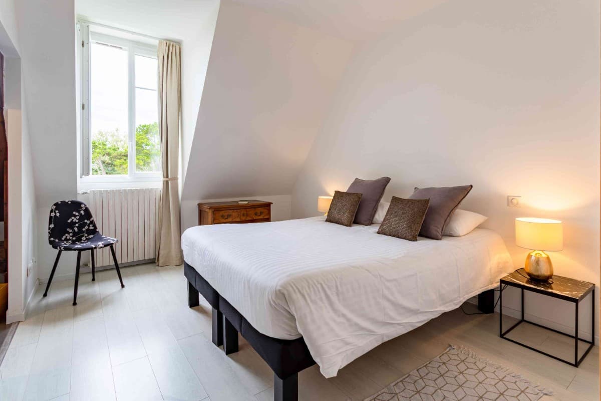Chambre double avec sa douche privative de l'appartement Grandiose, vue sur l'étang