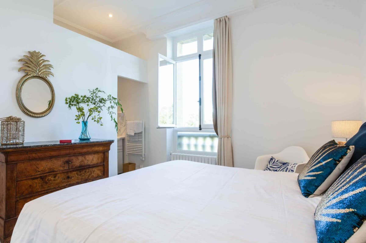 Chambre double de l'appartement PARC avec sa douche, vue sur l'étang du château