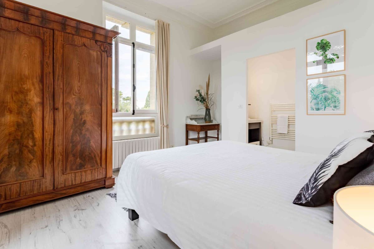Chambre double de l'appartement PARC situé au 1er étage du château avec sa douche privative. Vue sur l'étang et les pâtures.