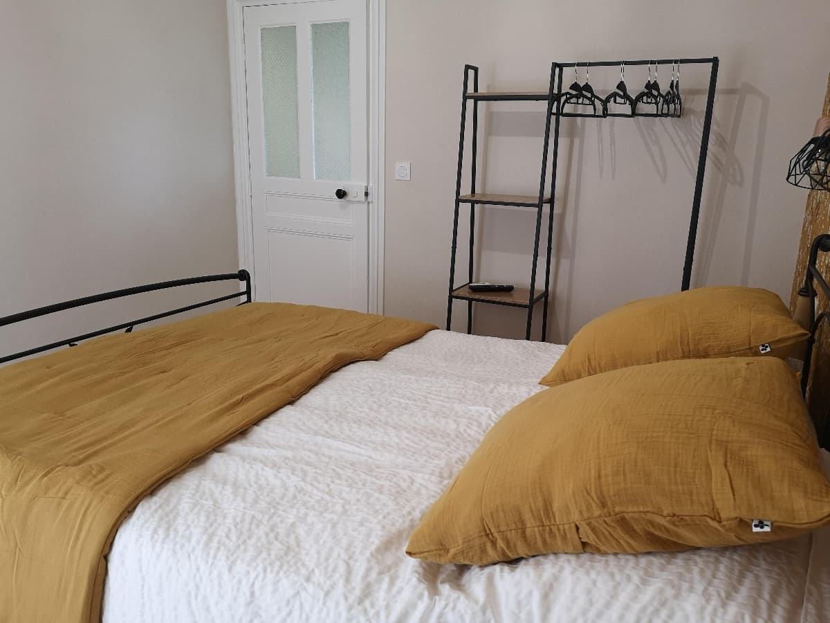 Chambre jaune N°4