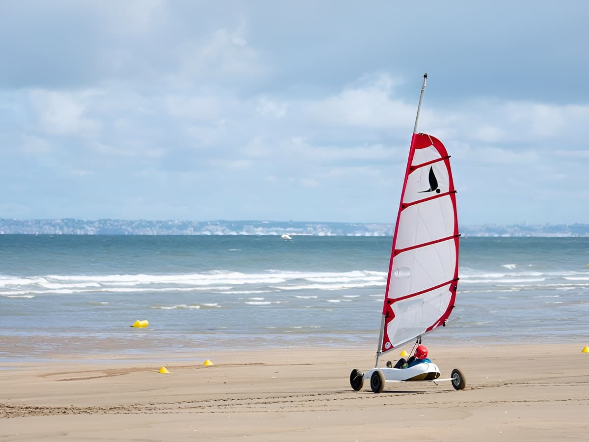 Char à voile sur la plage de Villers-sur-Mer