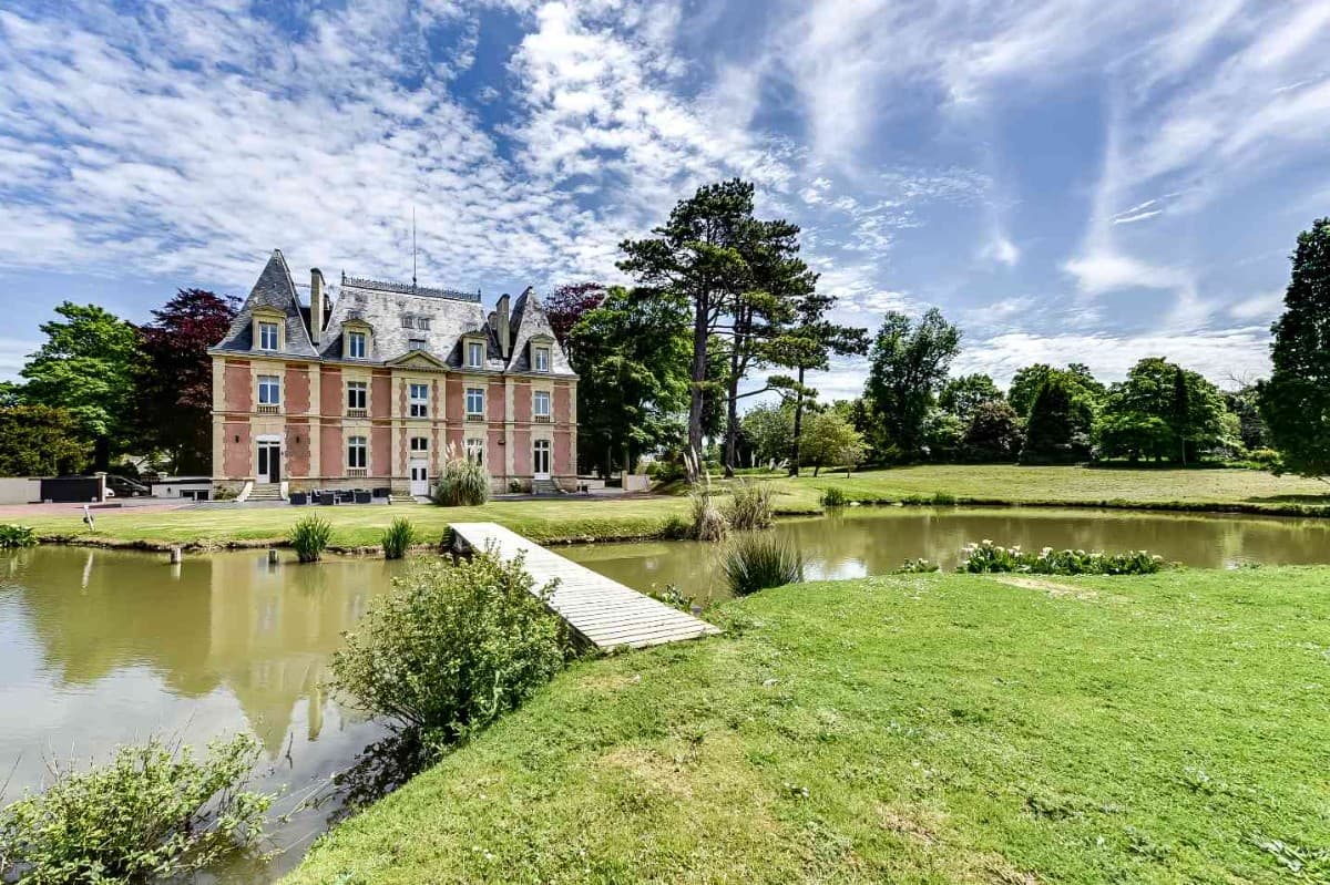 Château Côte de Nacre entouré d'un parc de 5 ha vue sur l'étang