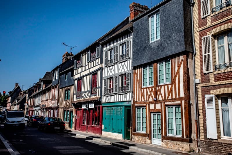 Du bois à tous les étages&fenetre&route&pan de bois&colombage