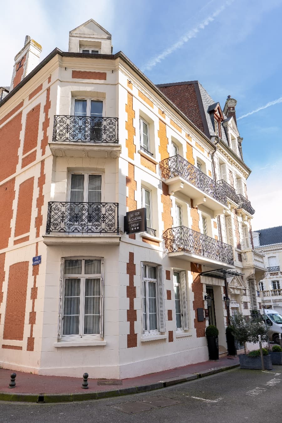 HOTEL LE FER A CHEVAL-FOU25-BabXIII-BAB01771