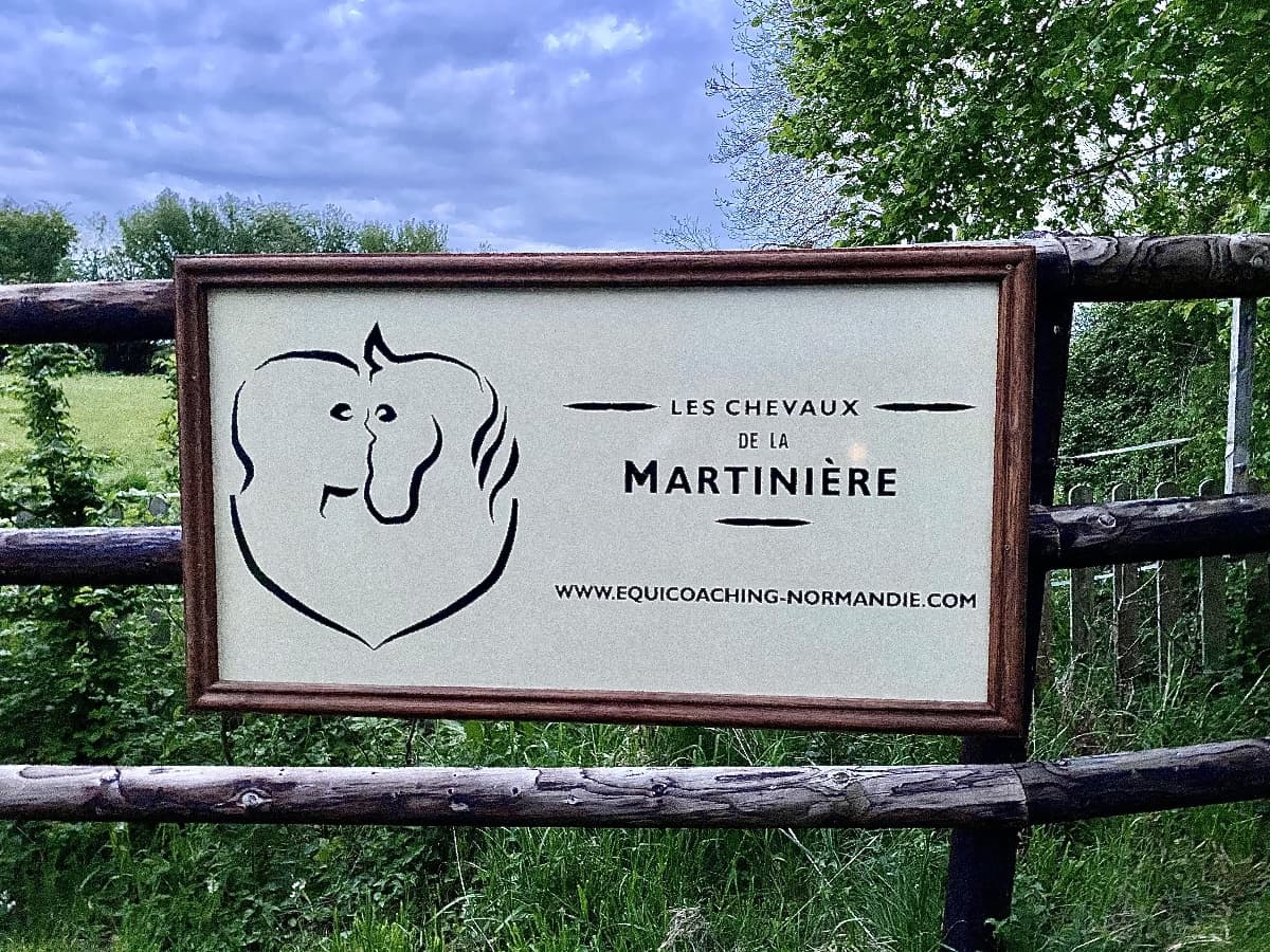 Sigle des Chevaux de la Martinière à l'entrée du site