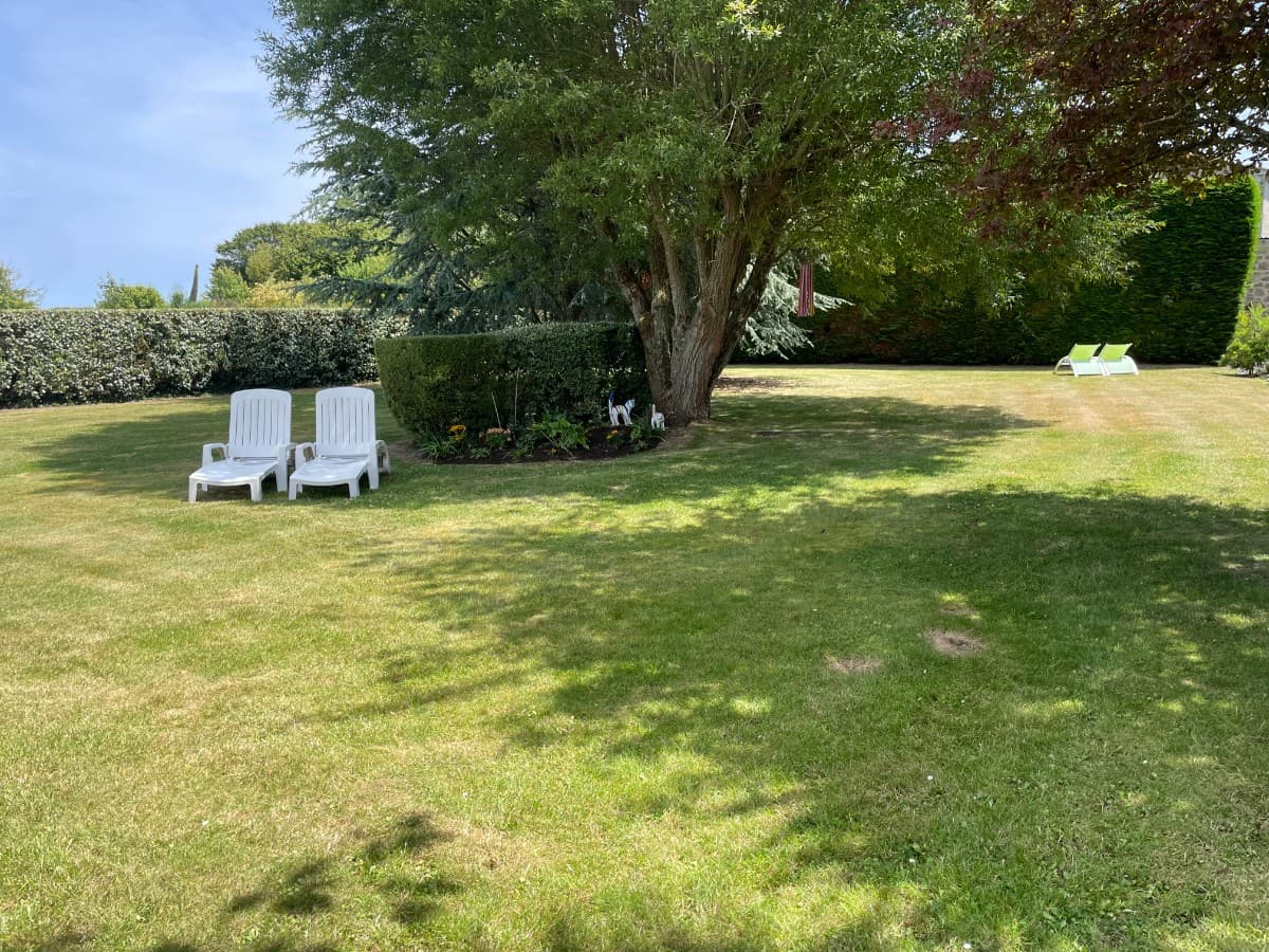 Jardin à l'arrière de la maison