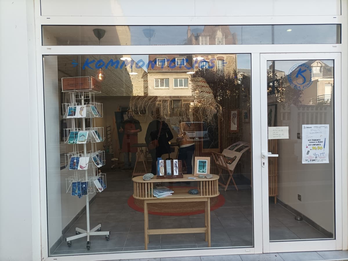 Kommontorios-vitrine-exterieur-saint-aubin-sur-mer