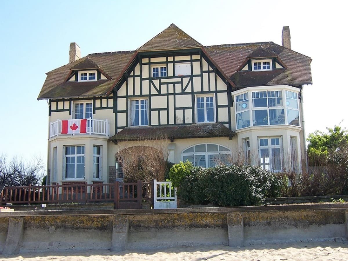 LA-MAISON-DES-CANADIENS-BERNIERES-SUR-MER-CREDIT-BRIGITTE-HAIZE-CHRISTELLE-HUDSON