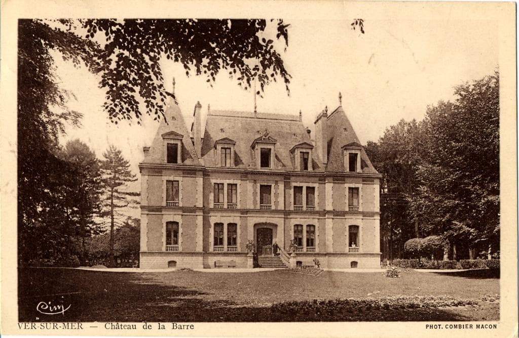 Le Château néoclassique de 1882 a été entièrement restauré, pour offrir 5 appartements indépendants en location touristique