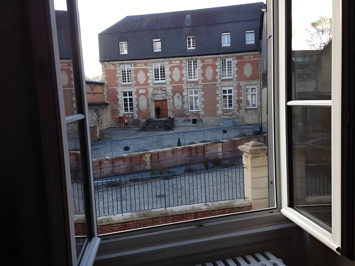 Marie-Paule-et-Thierry-Briand-chambre-d-hotes-centre-ville-de-Lisieux-Vue-sur-la-rue