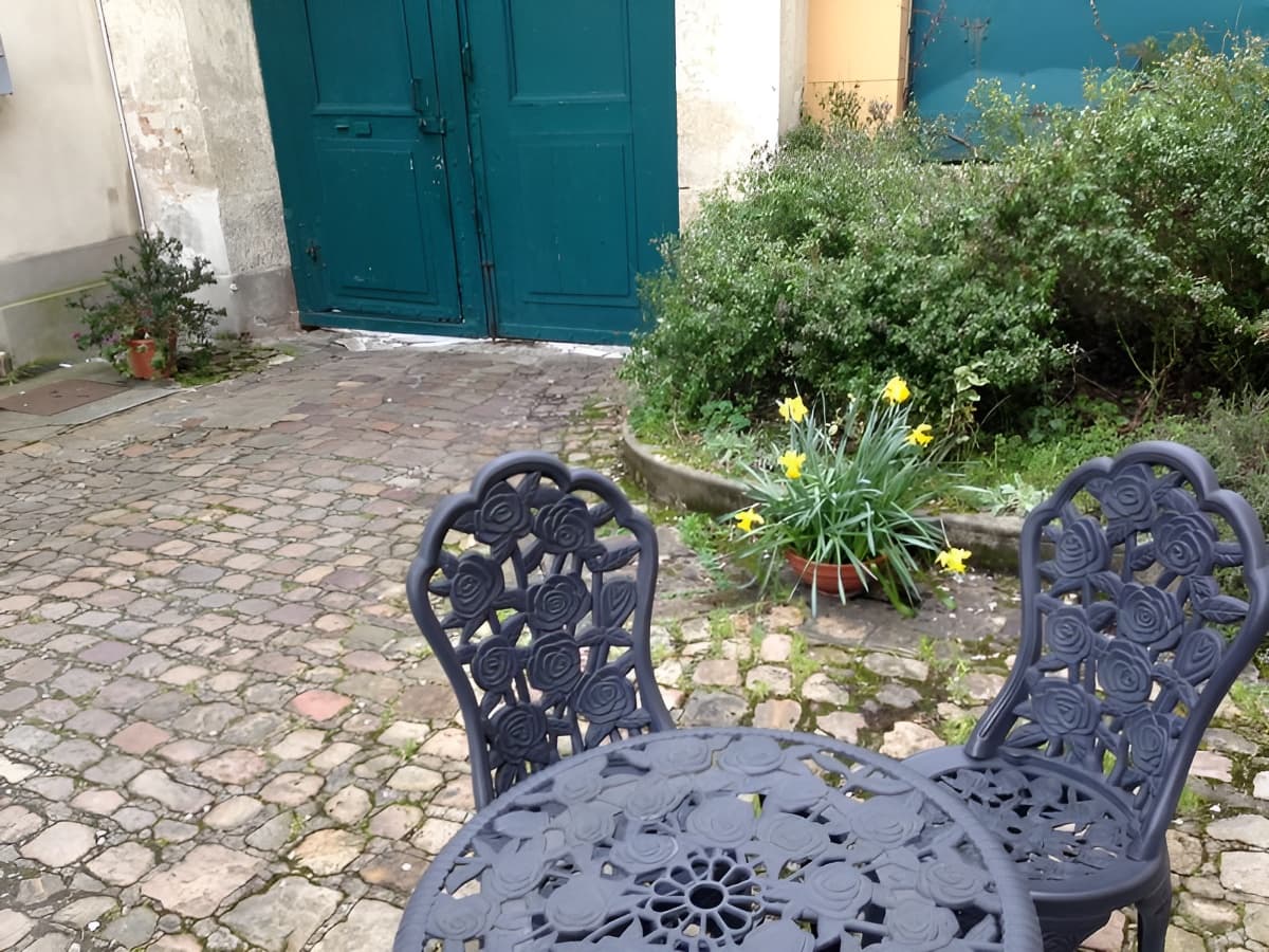 Marie-Paule-et-Thierry-Briand-chambre-d-hotes-centre-ville-de-Lisieux-table-de-jardin