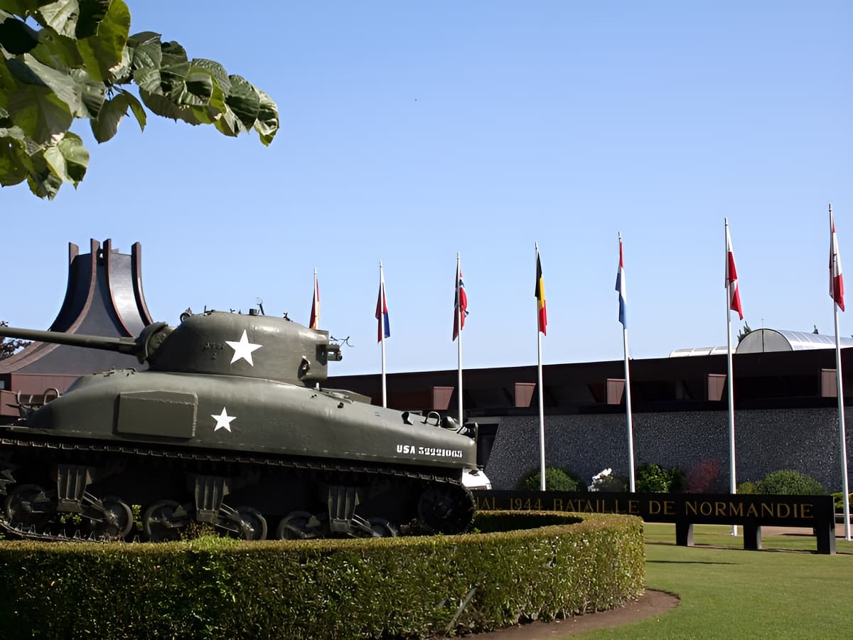 Char devant le Mémorial de la Bataille de Normandie - Bayeux