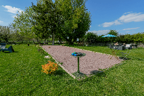 Nombreux équipements extérieurs partagés, boulodrome, aire de jeux pour enfants, coins détente