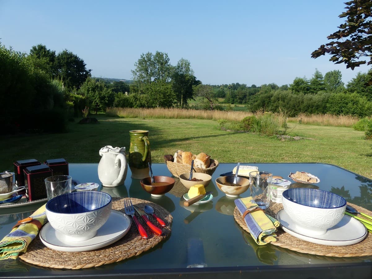 Petit déjeuner face au jardin