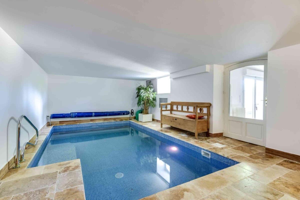 Piscine intérieure chauffée et disponible sur réservation pour assurer une baignade privative