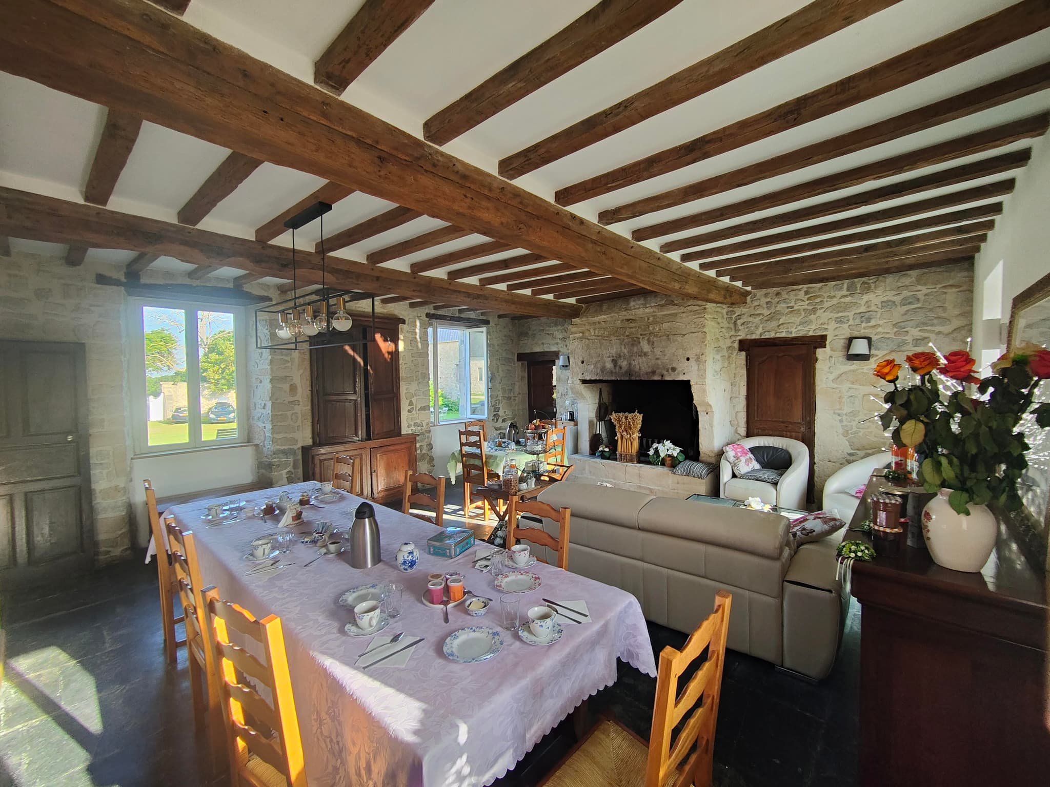 Salle commune 40 m² : petits déjeuners, dîner table d'hôtes et salon