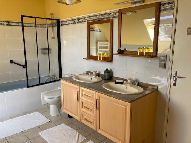 Salle de bain commune étage