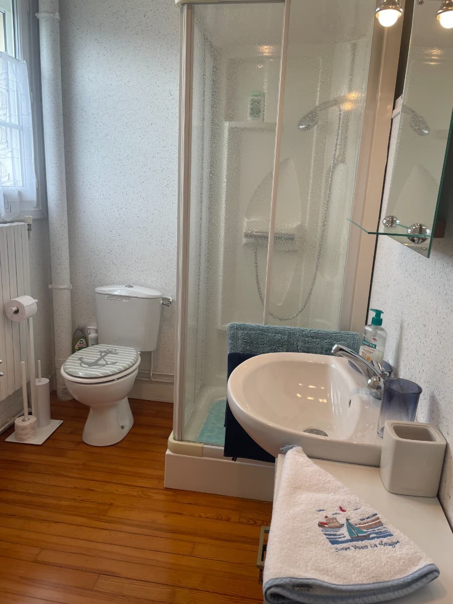 Salle de douche et WC, à l'étage