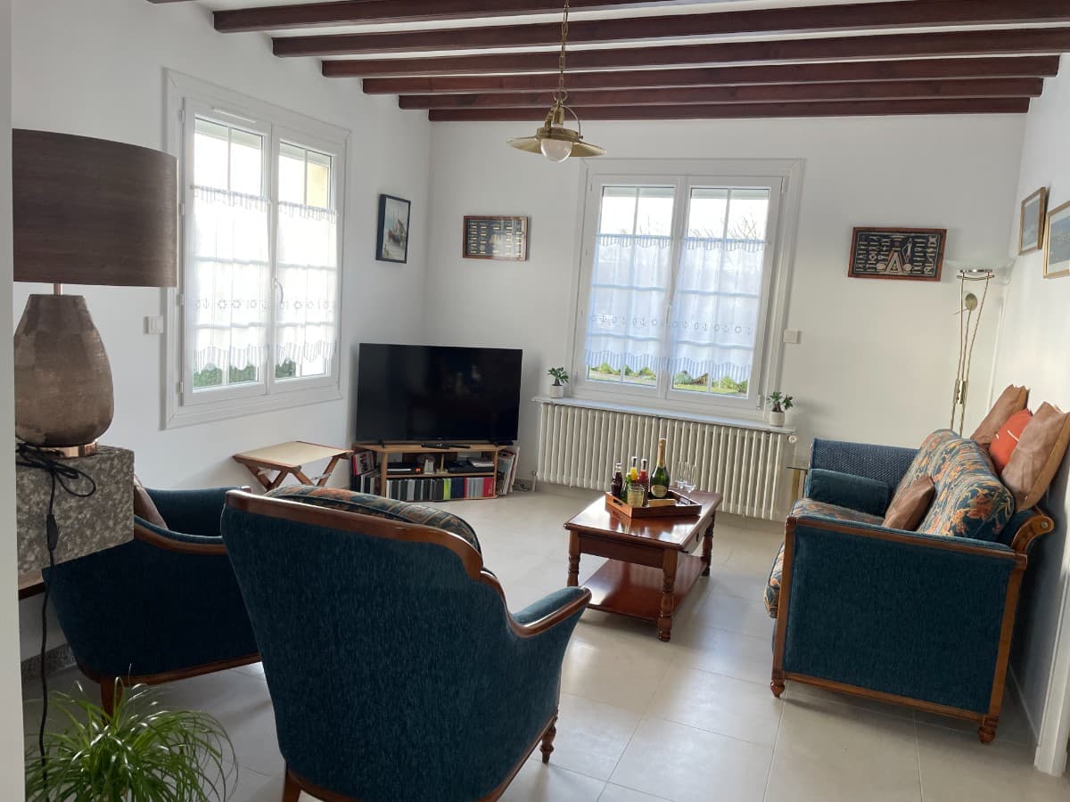 Salon - vue sur l'entrée et côté droit du jardin