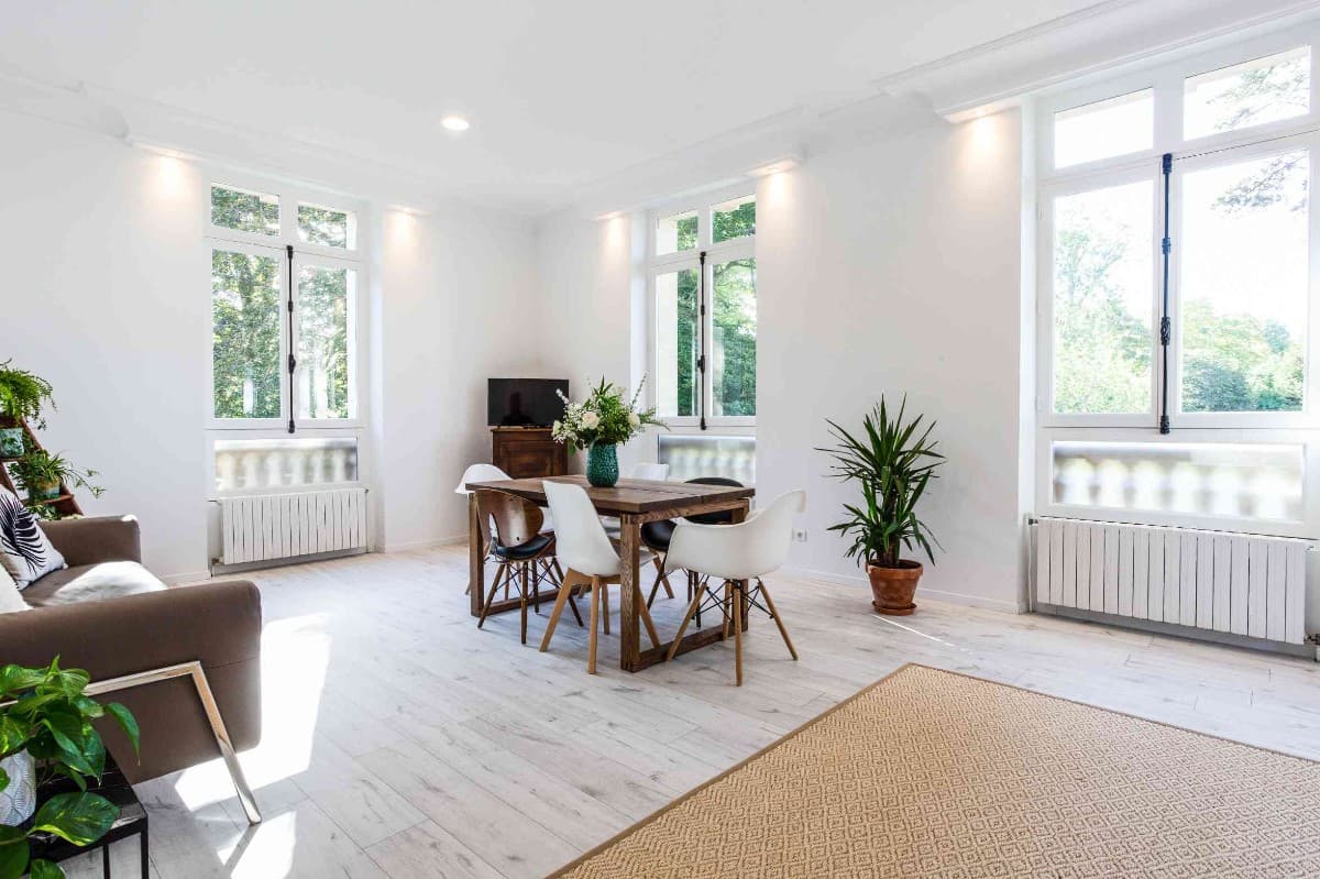 Séjour très lumineux de l'appartement PARC situé au 1er étage