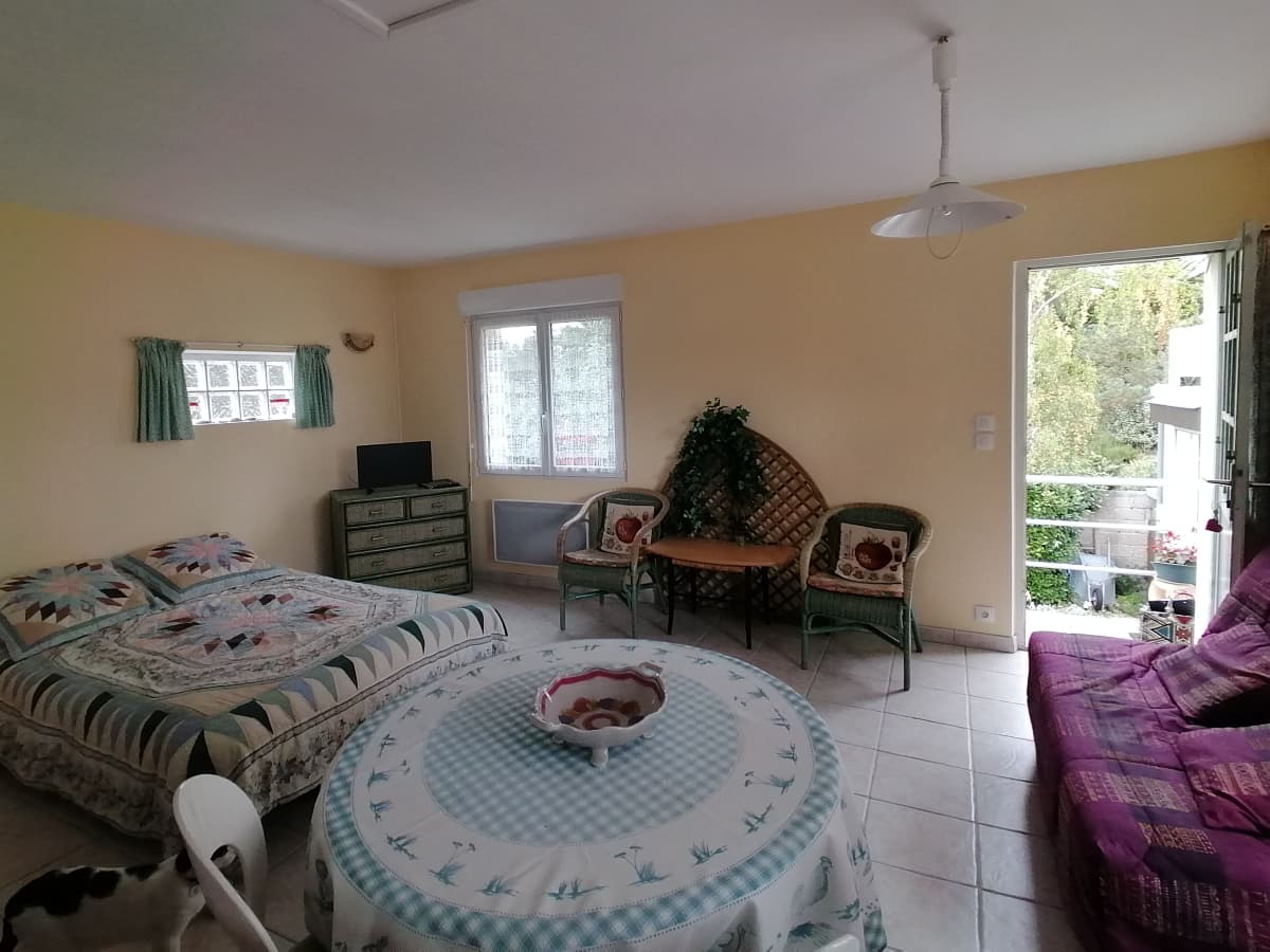 Vue de la cuisine sur pièce et entrée