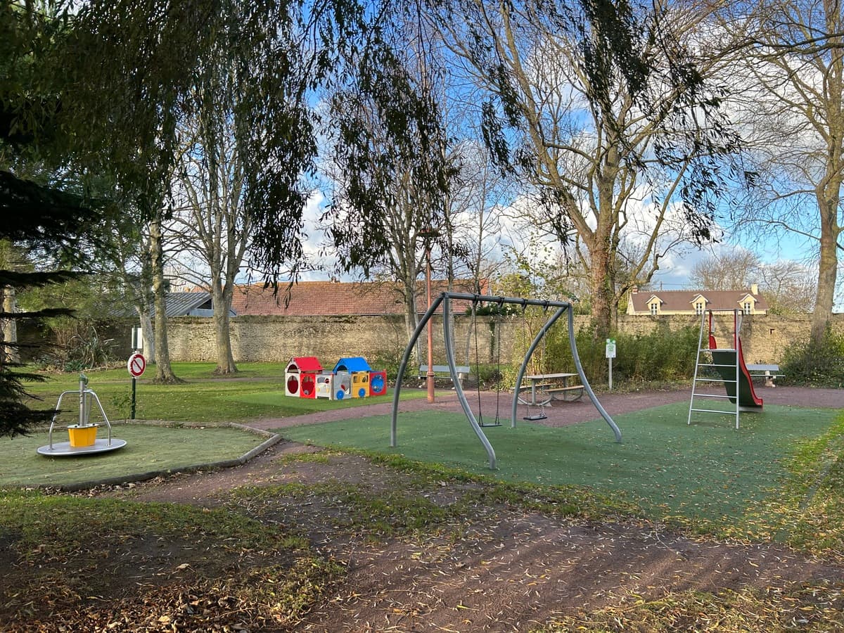 aire-de-jeux-parc-barthelemy-bernieres-vue-de-loin