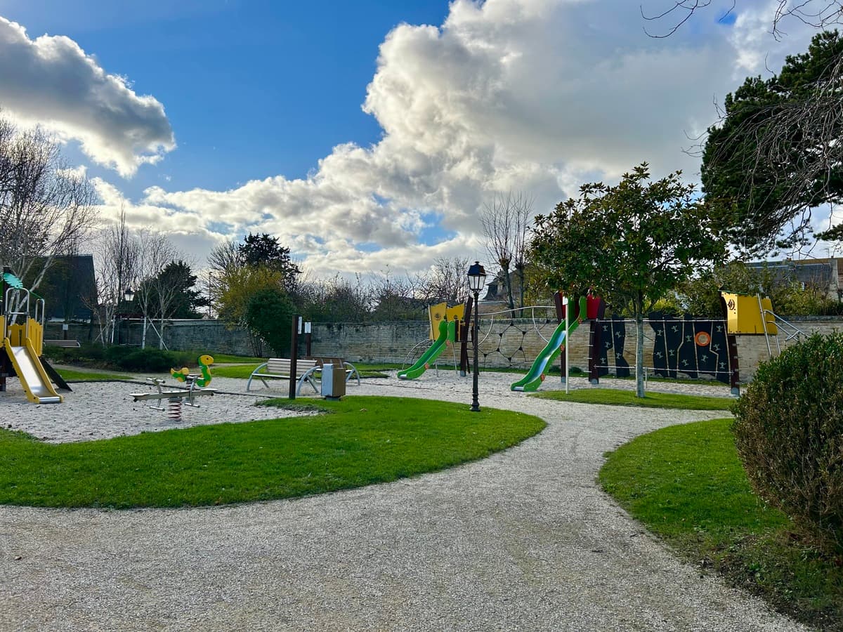 aire-de-jeux-saint-aubin-paul-herbé-vue-de-loin