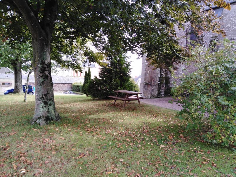 aire pique nique saint denis le gast derriere eglise (1)